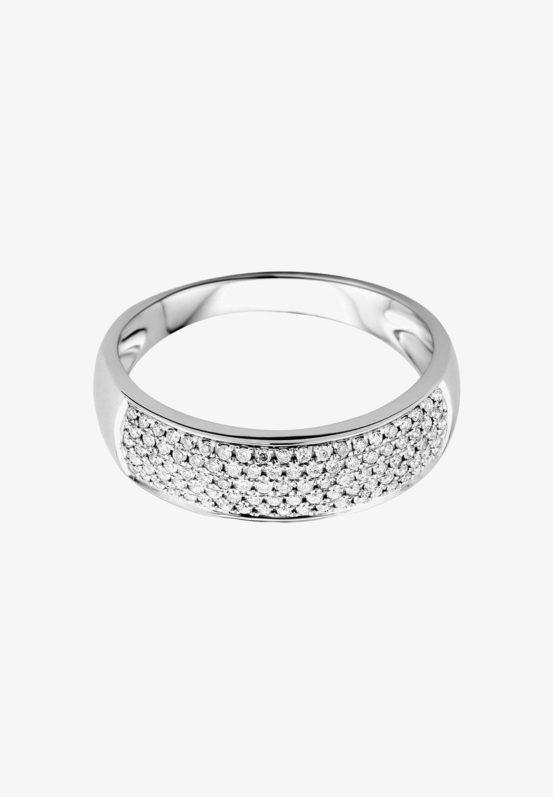 Srebrni prstan z teksturirano površino, okrašen z več malimi prozornimi kamni, ki ustvarjajo bleščeč učinek čez sredino.