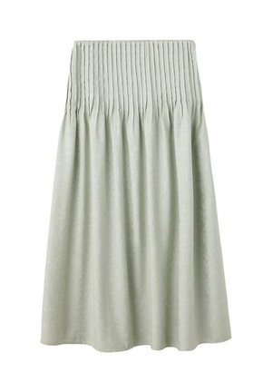 Jupe midi gris clair avec une large ceinture smockée et une texture florale subtile, suspendue droite sur un fond blanc.