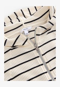 Unselected, black white