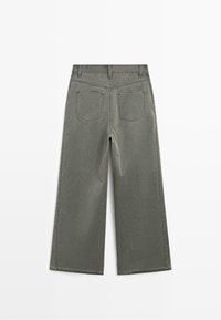 Pantalon en denim gris à jambes larges vu de dos avec deux poches arrière et passants de ceinture à la taille.