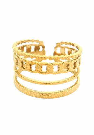 Anello a bracciale in tono oro con tre bande distinte: una con finitura liscia, una con design a catena e una con superficie texturizzata.