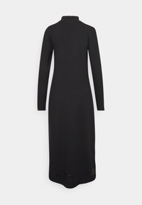 Czarna sukienka z długim rękawem, wykonana z tkanej tkaniny o teksturowej strukturze, z wysokim kołnierzem i poziomymi paskami na dolnym brzegu.