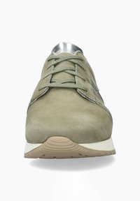 Baskets en daim vert avec bout rond, accents métalliques et semelle extérieure en caoutchouc texturé. Comprend des lacets assortis et des détails de couture sur les côtés.