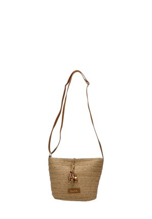 Bolso de paja tejido con una correa de cuero marrón, forma cilíndrica, acentuado con un cierre de cordón y detalles de cuentas de madera.