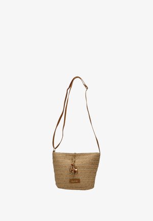 Bolso de paja tejido con una correa de cuero marrón, forma cilíndrica, acentuado con un cierre de cordón y detalles de cuentas de madera.