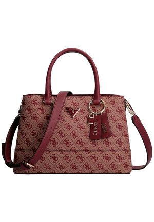 Rot-beige gemusterte Guess-Handtasche mit zwei Henkeln, verstellbarem Schultergurt und zwei gebrandeten Anhängern, die an einem Metallring hängen.