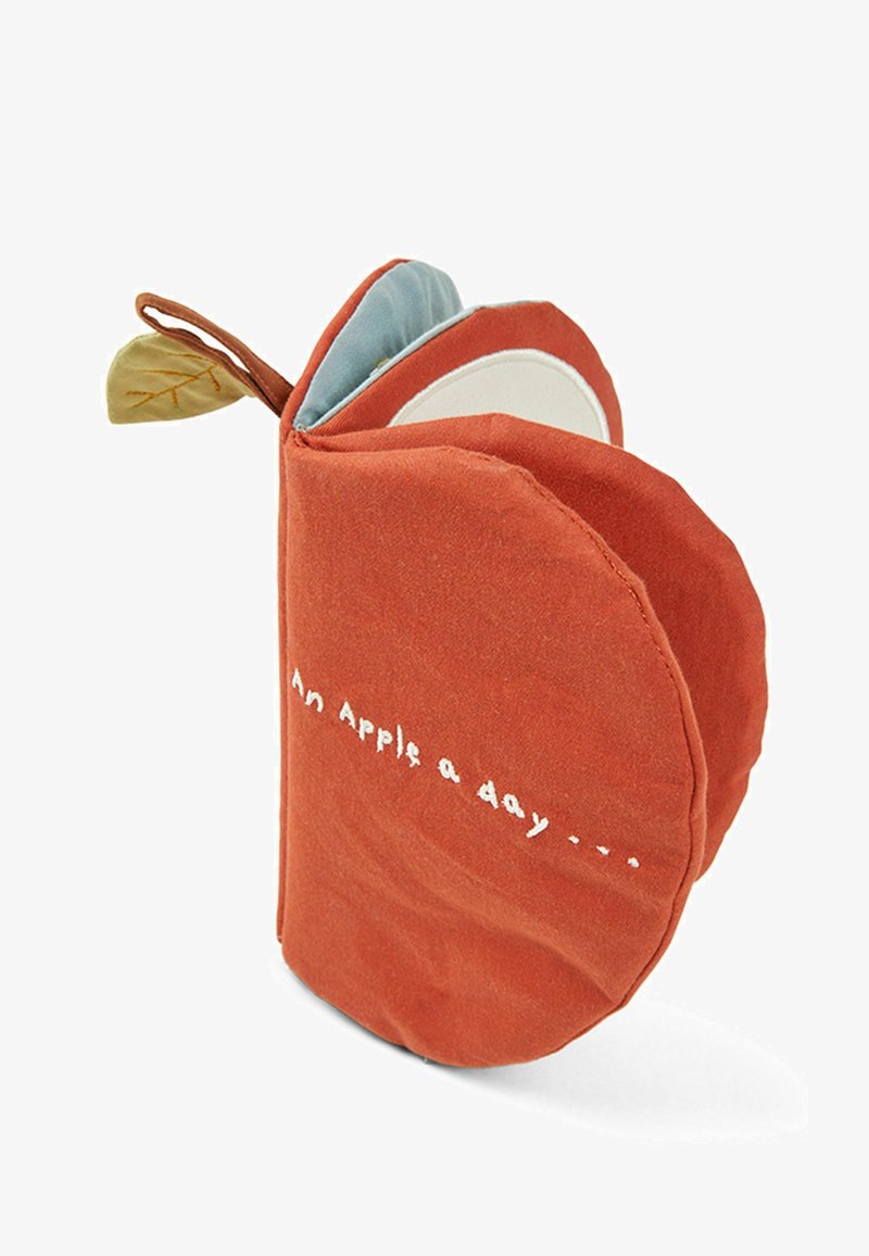 Livre en forme de pomme en coton avec une couverture orange, des pages intérieures bleues et un accent en forme de feuille. Le texte indique : "Une pomme par jour..." en blanc.