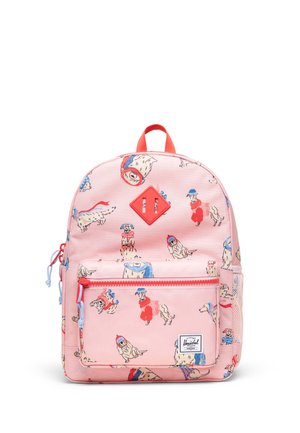 Sac à dos rose avec fermeture éclair rouge, illustré de chiens de dessin animé portant des chapeaux et des écharpes, poche avant et poignée rouge sur le dessus.