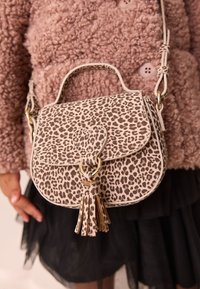 Handtas met luipaardprint van gestructureerd materiaal, voorzien van een hartvormige sluiting en kwastdetail, met gouden beslag en een draagriem.