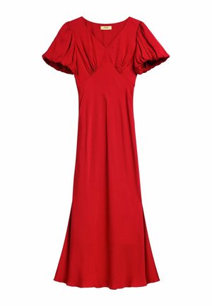 Czerwona sukienka midi z dekoltem w serek, bufkami na rękawach, dopasowaną talią i lekko rozkloszowanym dołem na białym tle.