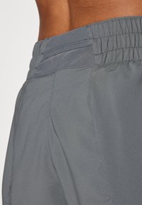 Nike Performance Šortky 2 v 1 - iron grey/reflective silver