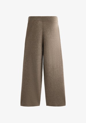 Weite Hosen aus weichem, braunem Stoff mit einem hohen elastischen Bund, die eine glatte Textur aufweisen und keine sichtbaren Beschläge oder Muster haben.