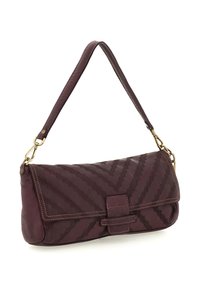 Borsa in pelle bordeaux con motivo a zigzag, presenta un gancio in metallo dorato e una singola tracolla. Superficie testurizzata con dettagli di cucitura.