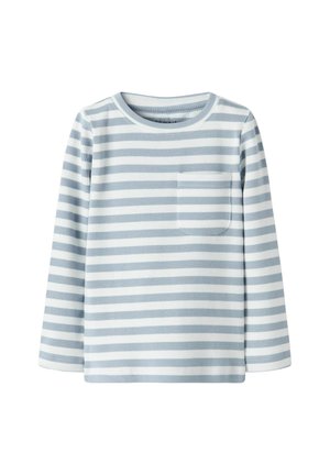 Pasiasta, długi rękaw, bluzka w jasnoniebieskim i białym kolorze z bawełny. Posiada fakturę ribbed oraz małą kieszonkę na piersi. Okrągły dekolt i prosty krój.