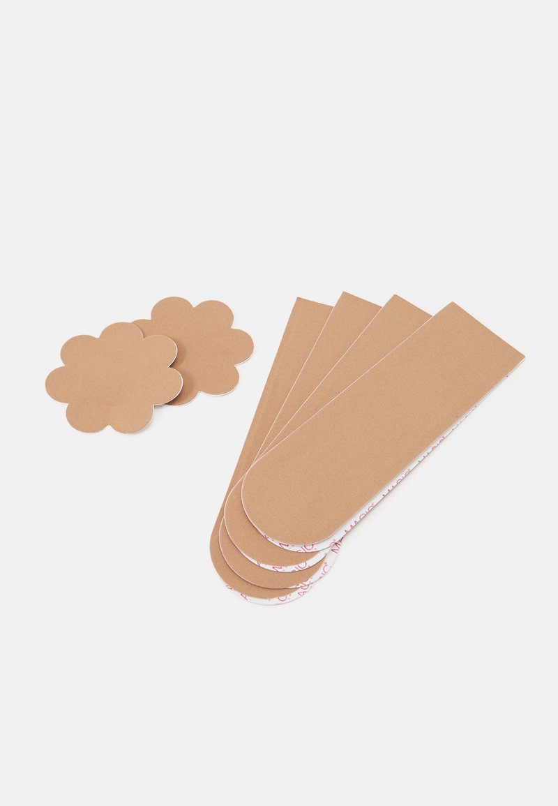 Cinco tiras de cartolina castanha e dois recortes em forma de flor, todos com uma textura suave e bordas arredondadas, exibidos sobre um fundo branco.