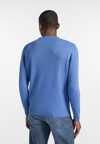 Blauer Strickpullover mit rundem Ausschnitt, gerippten Bündchen und Saum. Hergestellt aus weichem Material, mit glatter Textur und lässiger Passform.