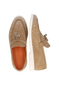 Beige suede instappers met strassteentjes, een strikdetail en een witte rubberen zool. Het interieur heeft een oranje voering.