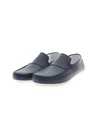 Námořnické kožené slip-on boty s měkkou texturou, šitým detailem kolem okrajů a bílou gumovou podrážkou. Jednoduchý design bez jakýchkoli kovových doplňků.