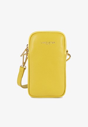 Borsa per telefono in pelle gialla con superficie testurizzata, chiusura a zip, hardware dorato e tracolla rimovibile. Presenta un logo in rilievo sul fronte.