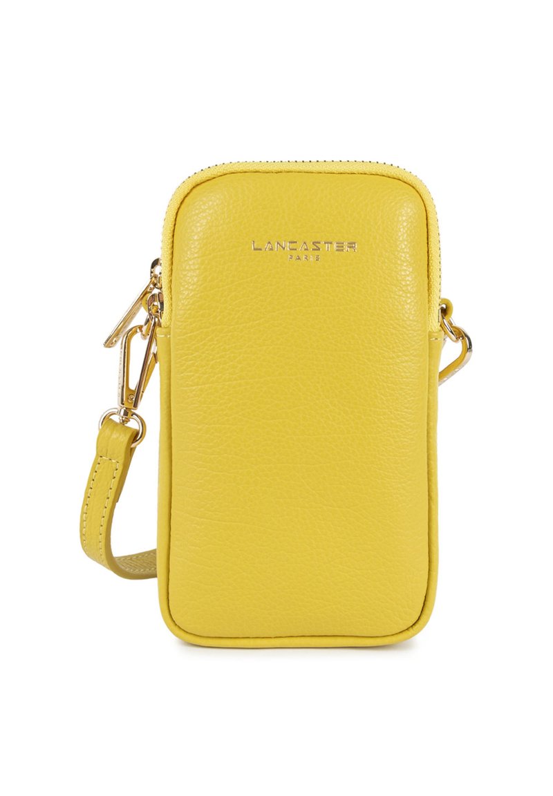 Borsa per telefono in pelle gialla con superficie testurizzata, chiusura a zip, hardware dorato e tracolla rimovibile. Presenta un logo in rilievo sul fronte.