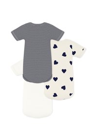 Τρία παιδικά κοντομάνικα πουκάμισα: ένα με ρίγες μπλε σκούρο και λευκό, ένα μονόχρωμο λευκό και ένα με μπλε σκούρες καρδιές σε ανοιχτό φόντο.