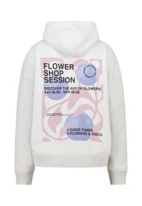 Sudadera con capucha gris claro con un gran gráfico colorido en la parte posterior que incluye texto y formas abstractas en tonos rosa y azul.