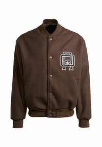 Brun fleece bomberjakke med trykknapper, ribstrikkede manchetter og et grafisk logo på brystet. Har et klassisk atletisk design og en robust tekstur.