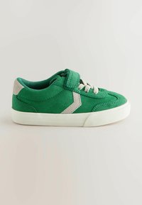 Zielone zamszowe sneakersy z szarym wzorem akcentującym i białą gumową podeszwą. Posiadają sznurowadła oraz rzep dla pewnego dopasowania.