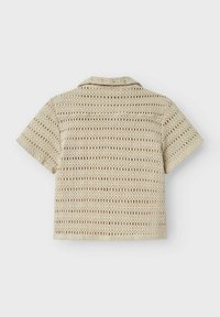 Camicia corta beige a maniche corte con colletto, caratterizzata da un motivo a strisce di trame a maglia aperta e sezioni solide.