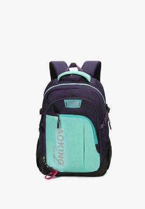 Sac à dos en violet foncé et vert foncé, avec un grand compartiment principal, une poche avant avec fermeture éclair et des bretelles réglables. Détail de marque blanche visible.