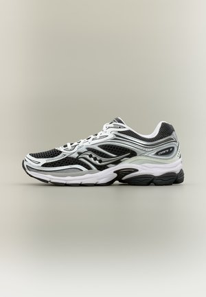 Schwarz-weißer Laufschuh Saucony Omni 9 mit Mesh-Obermaterial und dicker, gepolsterter Sohle, seitlich auf neutralem Hintergrund.