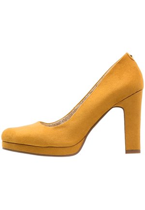 Geel suède hoge hak met een ronde neus, gevoerde platform en een dikke hak. De binnenzool heeft een bloemmotief.