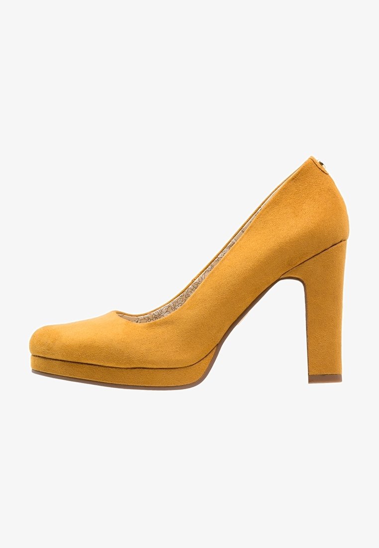Chaussure à talons hauts en daim jaune avec un bout rond, une plateforme rembourrée et un talon épais. La semelle intérieure présente un motif floral.