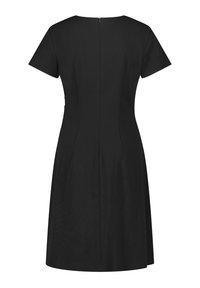 Schwarzes Kleid mit kurzen Ärmeln, figurbetontem Schnitt, Rundhalsausschnitt und einem verdeckten Reißverschluss auf der Rückseite. Hergestellt aus glattem, strukturiertem Stoff.