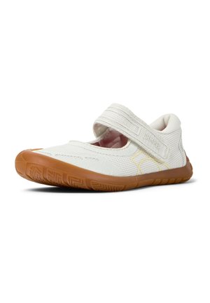 Weißer Textilschuh mit Klettverschluss, Gummisohle, rundem Zeh und gelber Akzentlinie. Verfügt über ein atmungsaktives Mesh-Obermaterial für Flexibilität.