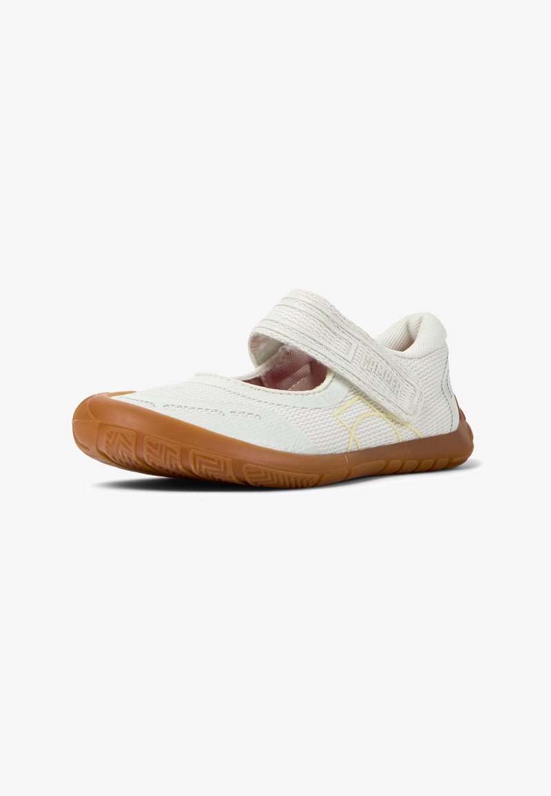 Witte stoffen schoen met een klittenbandsluiting, rubberen zool, ronde neus en gele accentlijn. Voorzien van ademend mesh bovenwerk voor flexibiliteit.