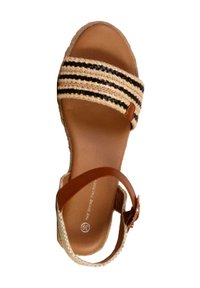 Vævet espadrille sandal med tan læder ankelrem og en struktureret tan fodseng. Har sort og beige stribet tekstil henover toppen.