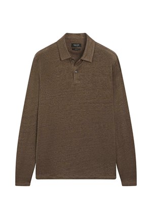 Bruin poloshirt met lange mouwen, twee knopen en een kraag, plat gelegd op een witte achtergrond.