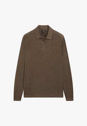 Brązowa koszulka polo z długim rękawem, dwoma guzikami i kołnierzykiem, rozłożona na płasko na białym tle.