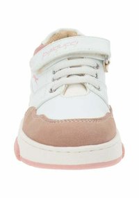 Sneaker bianco con accenti in suede beige, caratterizzato da lacci e una fascia in velcro. La suola è rosa e presenta dettagli in cucitura bianca.