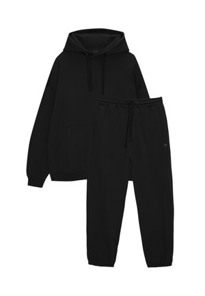 Haut à capuche noir avec cordon de serrage et poche avant, associé à un bas de survêtement assorti avec une taille élastique et des poches latérales.