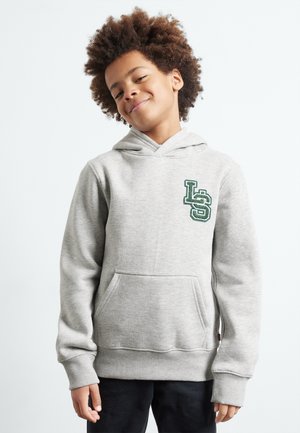 Felpa grigia con cappuccio, caratterizzata da un logo ricamato "LS" verde sul petto. Ha una tasca frontale a marsupio e polsini a coste.