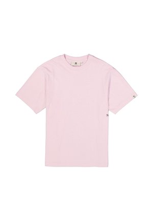 T-shirt rose clair à manches courtes avec col rond, avec de petites étiquettes en tissu sur le col et la manche.