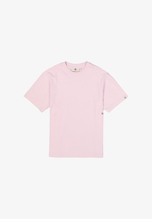 Camiseta de manga corta y cuello redondo en color rosa claro, con pequeñas etiquetas de tela en el cuello y la manga.