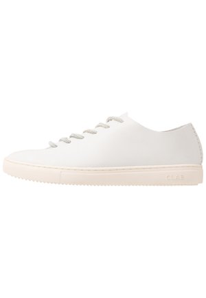 Biały niski trampki ze sznurowadłami w tym samym kolorze, teksturowaną podeszwą oraz subtelnie tłoczonym napisem „CLAE” po boku w okolicy pięty.