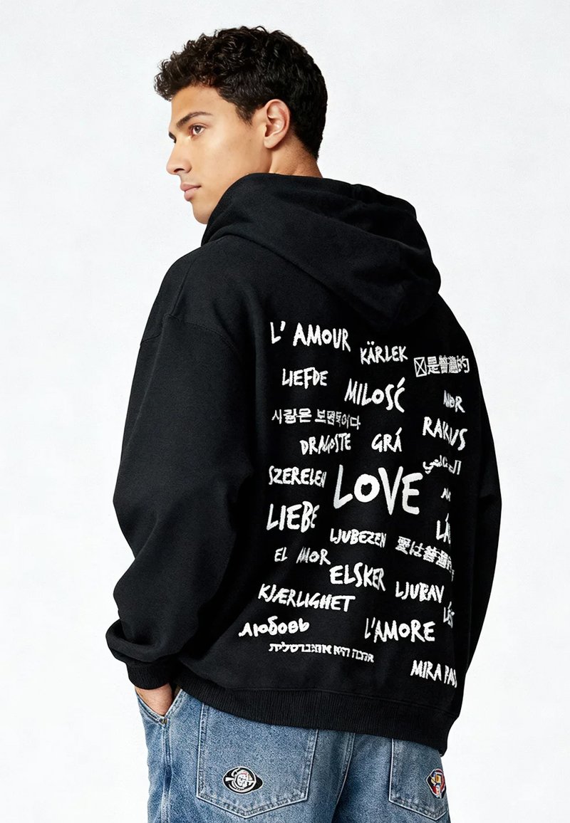 Felpa nera con cappuccio caratterizzata da testo bianco sulla schiena in diverse lingue, compresa la parola "AMORE". Tessuto morbido con una vestibilità comoda.