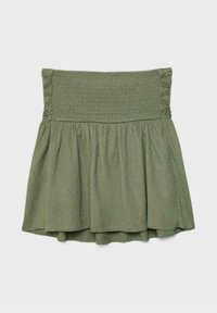 Jupe verte bustier avec corsage smocké et détails en dentelle sur les côtés, présentant un ourlet inférieur froncé et fluide.