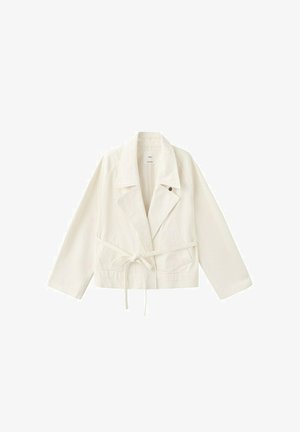 Chaqueta color marfil con cinturón, solapas anchas, mangas largas y bolsillos tipo parche delanteros, presentada extendida sobre un fondo blanco.