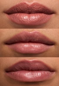 Trois ensembles de lèvres dans des nuances de rose pâle. Le haut présente une finition brillante, le milieu est mat, et le bas a une texture satinée.