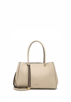 Borsa a mano in pelle beige con doppi manici, nappine decorative e tracolla removibile, su sfondo bianco.